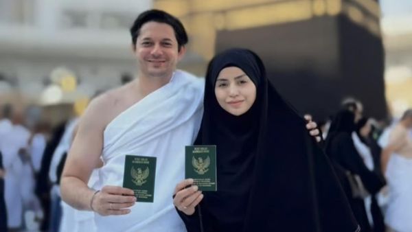 Andrew Andika Pamer Buku Nikah Depan Kabah Bareng Violentina Kaif