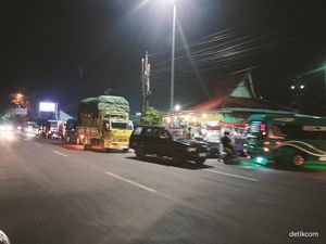 Stok Solar Subsidi di SPBU Bojonegoro Tipis, Antrean Truk Mengular Stok Solar Subsidi di SPBU Bojonegoro Tipis, Antrean Truk Mengular