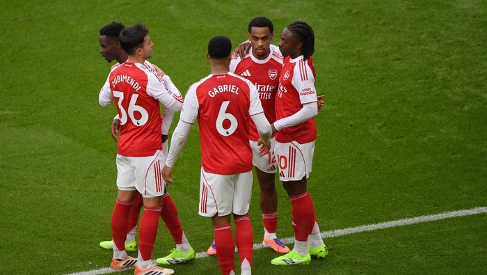 Arsenal LONDON, ENGLAND - OCTOBER 26: Eberechi Eze of Arsenal celebrates with teammate Jurrien Timber after scoring his teams first goal during the Premier League match between Arsenal and Crystal Palace at Emirates Stadium on October 26, 2025 in London, England. (Photo by Alex Burstow/Arsenal FC via Getty Images)