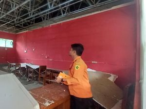 Atap Ruang Kelas 2 SD di Tenjo Bogor Rusak Diterjang Angin Kencang Atap Ruang Kelas 2 SD di Tenjo Bogor Rusak Diterjang Angin Kencang