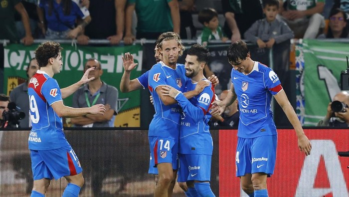 Atletico Madrid Soccer Football - LaLiga - Real Betis v Atletico Madrid - Estadio de La Cartuja, Seville, Spain - October 27, 2025 Atletico Madrids Alex Baena celebrates scoring their second goal with Marcos Llorente and Julian Alvarez REUTERS/Marcelo Del Pozo