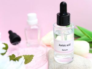 Jarang Diketahui! Ini Manfaat Azelaic Acid yang Bisa Samarkan Flek Hitam Jarang Diketahui! Ini Manfaat Azelaic Acid yang Bisa Samarkan Flek Hitam