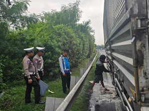 Truk Terbakar di Tol Cawang Jakarta, Diduga Akibat Panas dari Pengereman Truk Terbakar di Tol Cawang Jakarta, Diduga Akibat Panas dari Pengereman
