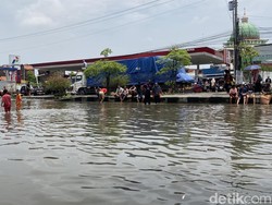 Banjir Pantura Semarang Nyaris Semeter, Banyak Truk Mogok Bikin Macet Banjir Pantura Semarang Nyaris Semeter, Banyak Truk Mogok Bikin Macet