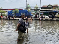 Mereka yang Panen Cuan Saat Banjir di Kaligawe Semarang Mereka yang Panen Cuan Saat Banjir di Kaligawe Semarang