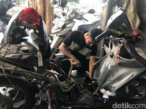 Bengkel di Gresik Kebanjiran Pelanggan Motor Brebet gegara Pertalite Bengkel di Gresik Kebanjiran Pelanggan Motor Brebet gegara Pertalite