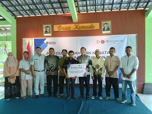 BNPT dan Jasa Raharja Beri Beasiswa dan Alat Kerja di Jateng BNPT dan Jasa Raharja Beri Beasiswa dan Alat Kerja di Jateng
