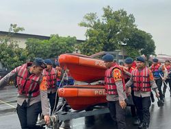 Brimob Polda Metro Apel Siaga dan Patroli SAR Hadapi Banjir