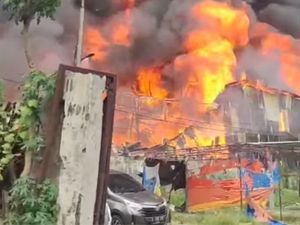 Kebakaran di Jaktim Hanguskan Gudang Dekorasi Pesta, Dipicu Korsleting