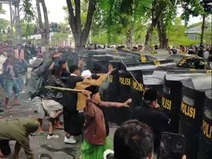 Demo Tuntut Pilkades di Sampang Ricuh, 4 Polisi dan 3 Pendemo Luka Demo Tuntut Pilkades di Sampang Ricuh, 4 Polisi dan 3 Pendemo Luka
