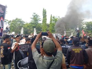 Demo Pilkades di Sampang Ricuh, Polisi Tembak 8 Kali Gas Air Mata Demo Pilkades di Sampang Ricuh, Polisi Tembak 8 Kali Gas Air Mata