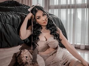 Gaya Seksi Denada Berbalut Bandage Style Cut Out Dress di Pemotretan Terbaru Gaya Seksi Denada Berbalut Bandage Style Cut Out Dress di Pemotretan Terbaru