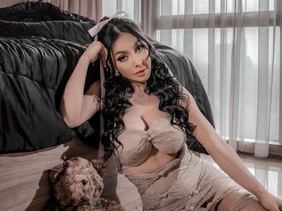 Gaya Seksi Denada Berbalut Bandage Style Cut Out Dress di Pemotretan Terbaru Gaya Seksi Denada Berbalut Bandage Style Cut Out Dress di Pemotretan Terbaru