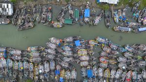 Gelombang Tinggi Bikin Nelayan Indramayu Tak Berani Melaut