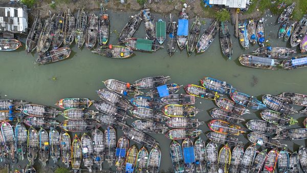 Gelombang Tinggi Bikin Nelayan Indramayu Tak Berani Melaut