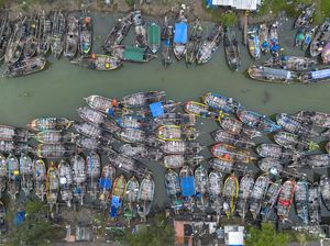 Gelombang Tinggi Bikin Nelayan Indramayu Tak Berani Melaut Gelombang Tinggi Bikin Nelayan Indramayu Tak Berani Melaut