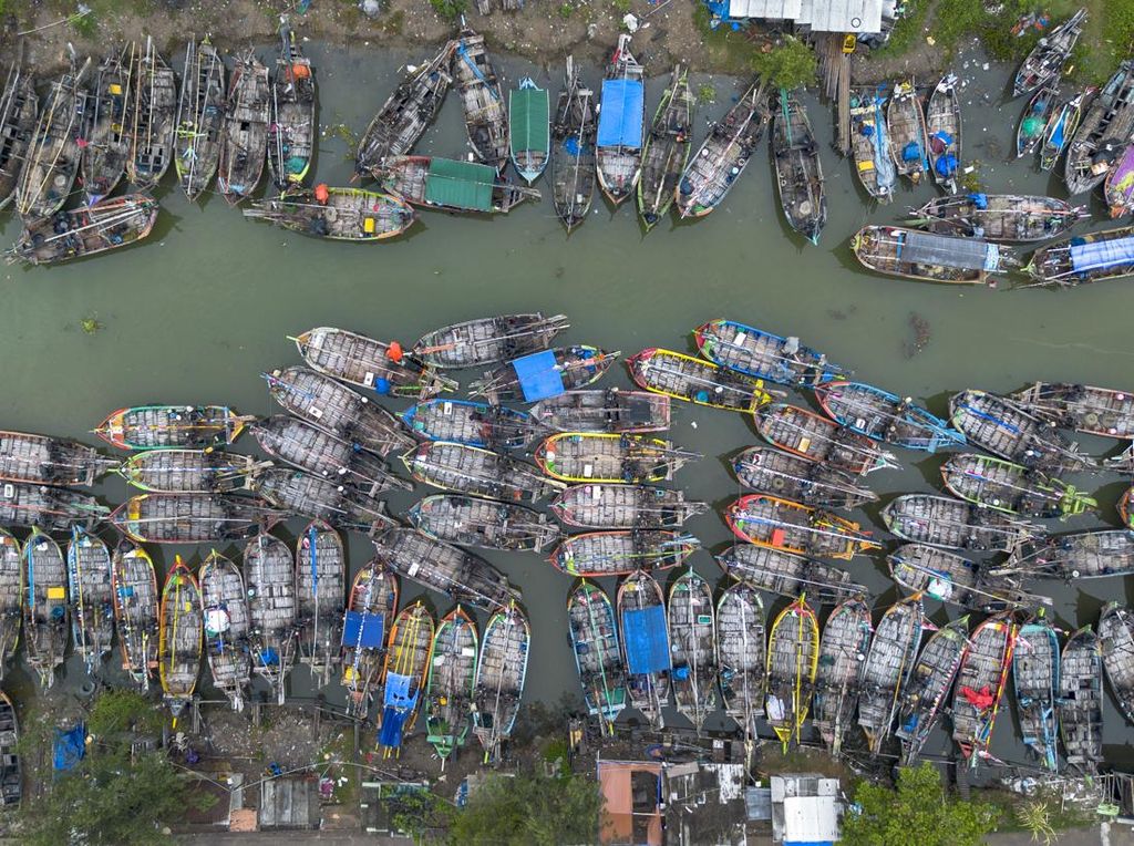 Gelombang Tinggi Bikin Nelayan Indramayu Tak Berani Melaut Gelombang Tinggi Bikin Nelayan Indramayu Tak Berani Melaut