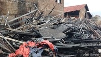 Detik-detik Kebakaran Hanguskan Gudang Dekorasi Pesta di Jaktim Detik-detik Kebakaran Hanguskan Gudang Dekorasi Pesta di Jaktim