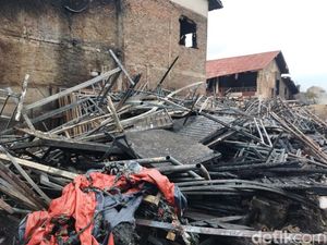 Detik-detik Kebakaran Hanguskan Gudang Dekorasi Pesta di Jaktim Detik-detik Kebakaran Hanguskan Gudang Dekorasi Pesta di Jaktim