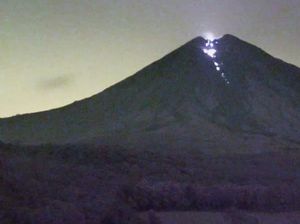 Semeru Luncurkan Lava Pijar, Warga Diminta Waspada Potensi Banjir Lahar
