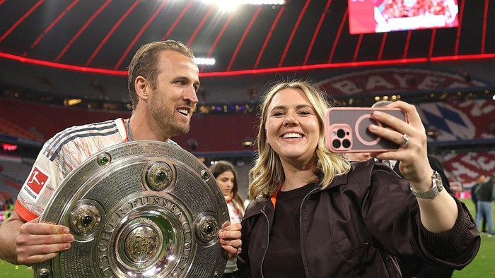 Harry Kane-Katie Goodland MUNICH, GERMANY - MAY 10: Harry Kane of Bayern Munich poses for a selfie with his wife Katie Goodland, while holding the Meisterschale trophy after the Bundesliga match between FC Bayern MΓΌnchen and Borussia MΓΆnchengladbach at Allianz Arena on May 10, 2025 in Munich, Germany. (Photo by Alexander Hassenstein/Getty Images)