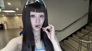 Foto: Yunjin LE SSERAFIM Tampil Nyentrik dengan Alis Pirang, Tuai Perdebatan