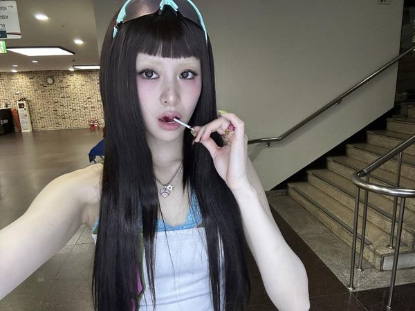 Foto: Yunjin LE SSERAFIM Tampil Nyentrik dengan Alis Pirang, Tuai Perdebatan