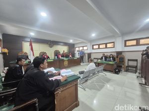 Mangku Luwes Dituntut 20 Tahun Bui Terkait Penusukan Berdarah di Arena Tajen Mangku Luwes Dituntut 20 Tahun Bui Terkait Penusukan Berdarah di Arena Tajen