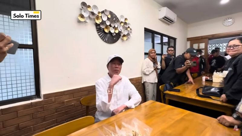 Jokowi Cicip Ayam Goreng Mbak Tien, Resto di Solo Milik sang Besan.