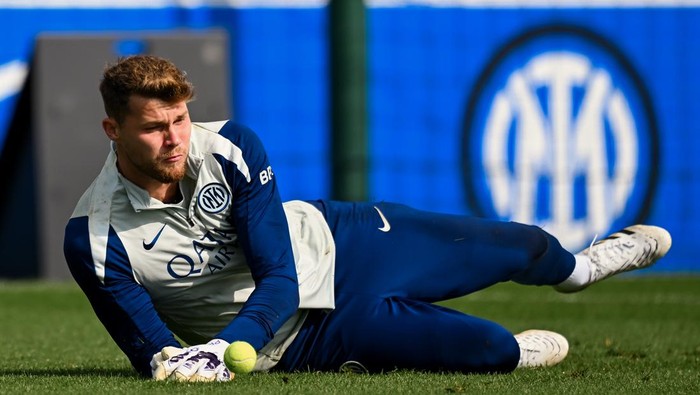josep martinez,inter milan,kiper inter milan COMO, ITALY - OCTOBER 03: Josep Martinez of FC Internazionale in action during the FC Internazionale training session at BPER Training Centre at Appiano Gentile on October 03, 2025 in Como, Italy. (Photo by Mattia Pistoia - Inter/Inter via Getty Images)
