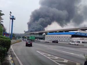 Kebakaran Bangunan di Makasar Jaktim, Asap Hitam Membubung Tinggi