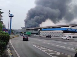 Kebakaran Bangunan di Makasar Jaktim, Asap Hitam Membubung Tinggi Kebakaran Bangunan di Makasar Jaktim, Asap Hitam Membubung Tinggi