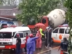 Video: Truk Molen Tabrak Motor-Penjual Bakso di Gunungkidul, 3 Orang Tewas Video: Truk Molen Tabrak Motor-Penjual Bakso di Gunungkidul, 3 Orang Tewas