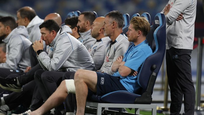 Kevin De Bruyne Soccer Football - Serie A - Napoli v Inter Milan - Stadio Diego Armando Maradona, Naples, Italy - October 25, 2025 Napolis Kevin De Bruyne watches from the sidelines after being substituted after sustaining an injury REUTERS/Ciro De Luca