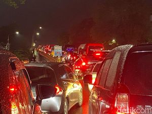 Jalanan Semarang Macet Parah Akibat Banjir, Tempuh 2 Km Butuh 1,5 Jam Jalanan Semarang Macet Parah Akibat Banjir, Tempuh 2 Km Butuh 1,5 Jam