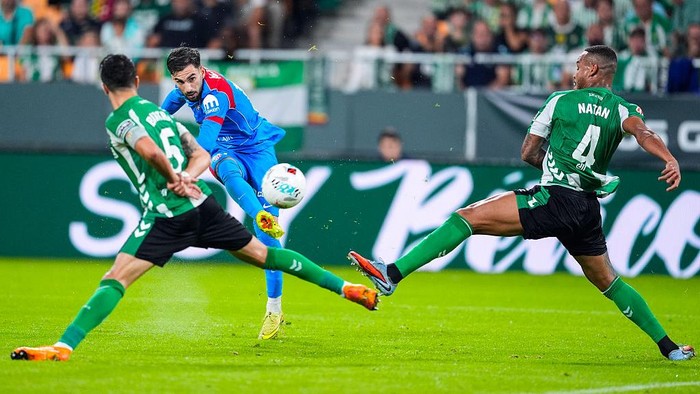 LaLiga SEVILLA, SPAIN - OCTOBER 27: Alex Baena of Atletico de Madrid shoots for goal during the Spanish league, LaLiga EA Sports, football match played between Real Betis and Atletico de Madrid at La Cartuja stadium on October 27, 2025, in Sevilla, Spain. (Photo By Joaquin Corchero/Europa Press via Getty Images)