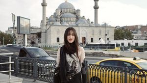 Cantiknya Double! Potret Liburan Yasmin Napper di Turki