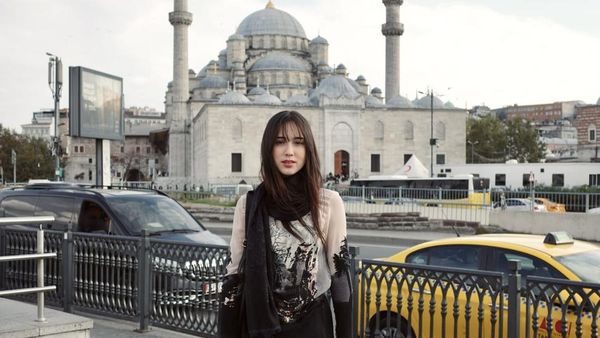 Cantiknya Double! Potret Liburan Yasmin Napper di Turki