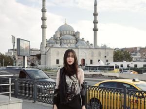 Cantiknya Double! Potret Liburan Yasmin Napper di Turki