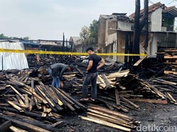Kebakaran Landa Sukahaji Bandung, 12 Kios Ludes Kebakaran Landa Sukahaji Bandung, 12 Kios Ludes