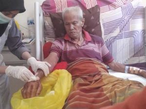 Tangan Kakek di Bima Bengkak-Bernanah Setelah Diinfus Mantri Desa Tangan Kakek di Bima Bengkak-Bernanah Setelah Diinfus Mantri Desa