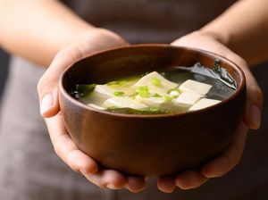 Mangkuk Kayu Aman Dipakai Buat Menghangatkan Makanan di Microwave?