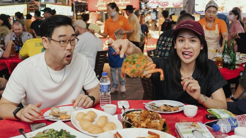 Serunya Maudy Ayunda Ajak Suami Kulineran di Alor Street Malaysia Serunya Maudy Ayunda Ajak Suami Kulineran di Alor Street Malaysia