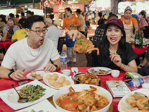 Serunya Maudy Ayunda Ajak Suami Kulineran di Alor Street Malaysia Serunya Maudy Ayunda Ajak Suami Kulineran di Alor Street Malaysia