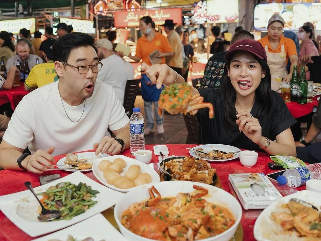 Serunya Maudy Ayunda Ajak Suami Kulineran di Alor Street Malaysia Serunya Maudy Ayunda Ajak Suami Kulineran di Alor Street Malaysia