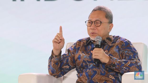 Menko Pangan, Zulkifli Hasan saat menyampaikan paparan dalam acara Sarasehan 100 Ekonom di Menara Bank Mega, Jakarta, Selasa (28/10/2025). (CNBC Indonesia/Faisal Rahman)