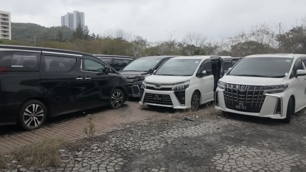 Potret Alphard-Rolls Royce Terbengkalai di Hotel Bintang 5 Potret Alphard-Rolls Royce Terbengkalai di Hotel Bintang 5
