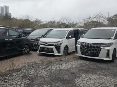Potret Alphard-Rolls Royce Terbengkalai di Hotel Bintang 5