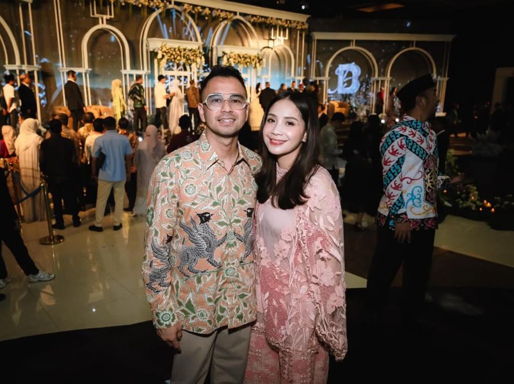 8 Foto Nagita Slavina di Pernikahan Anak Gubernur Kalteng, Simpel Serba Pink 8 Foto Nagita Slavina di Pernikahan Anak Gubernur Kalteng, Simpel Serba Pink