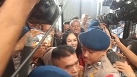 Nikita Mirzani Divonis 4 Tahun Penjara dan Denda Rp1 Miliar Nikita Mirzani Divonis 4 Tahun Penjara dan Denda Rp1 Miliar